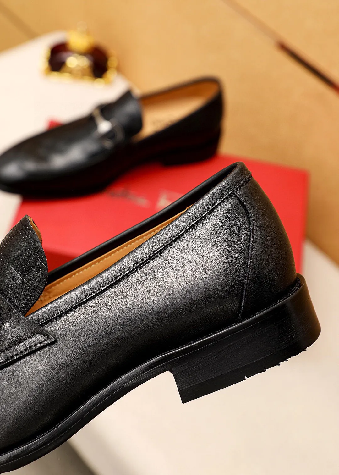 Men's shoes 💰460 💐 Product trademark: Ferragamo "Ferragamo" casual leather shoes Regular size: 38-44 (45🉑️customized) Product materials: Selected imported first-layer calfskin embossed upper + luxury hardware buckle, imported water-dyed cowhide leather lining. Strong three-dimensional visual effect, original combination outsole Color: 1⃣️color optional